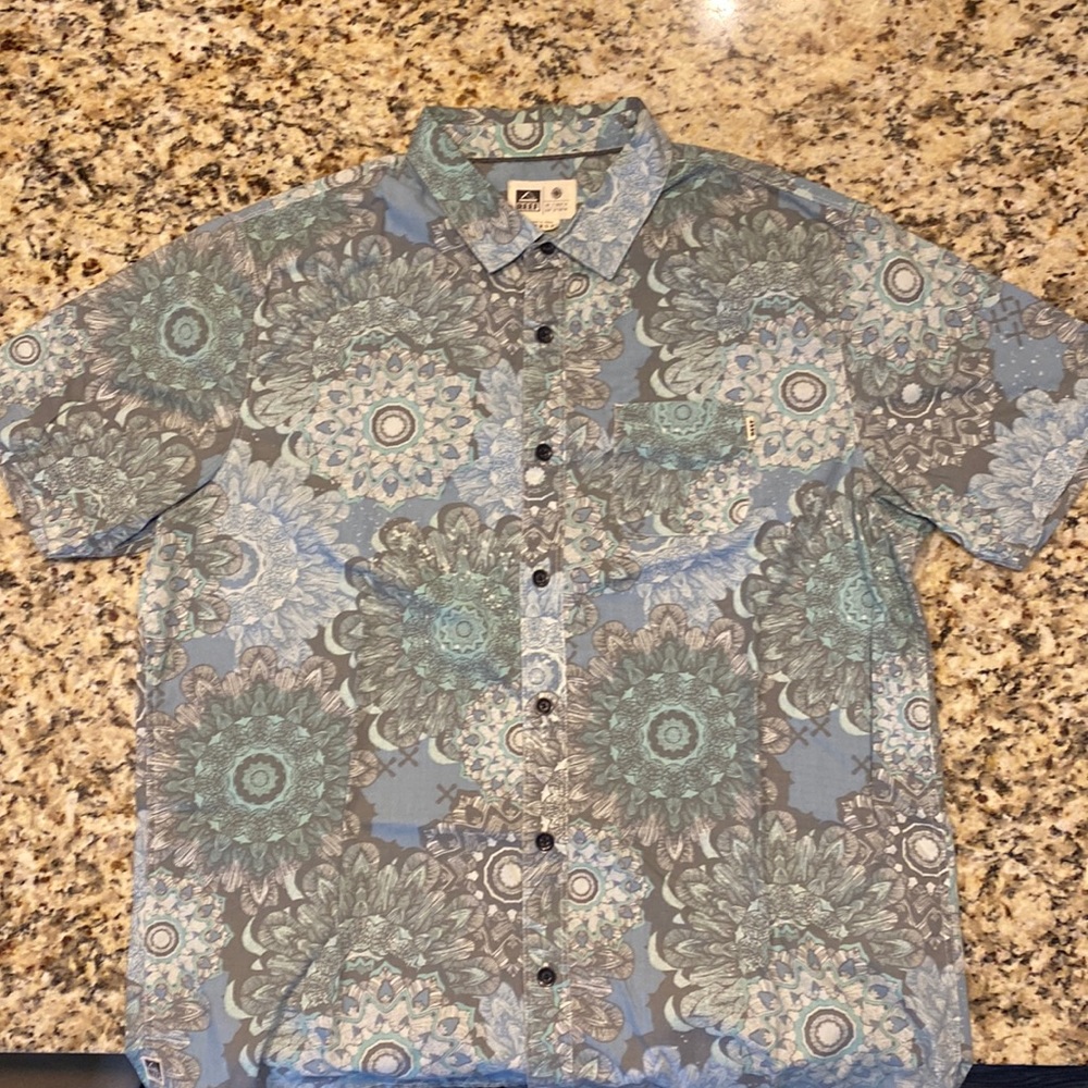 Reef short sleeve button up. Size Large